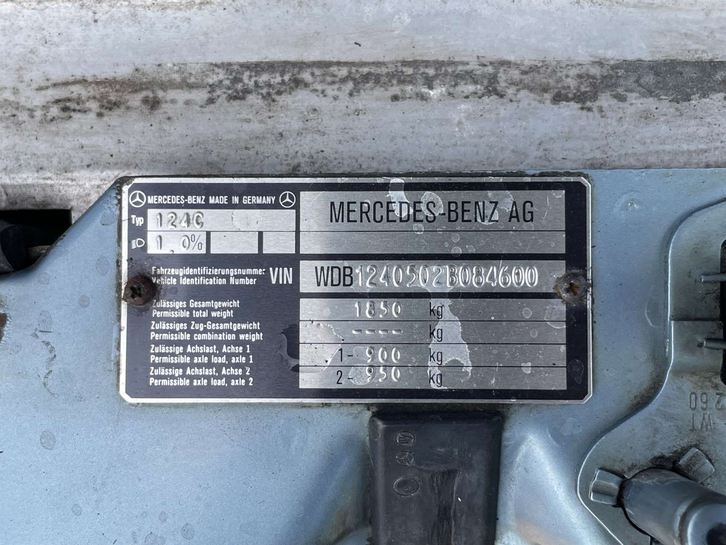 <p>1989 MERCEDES 300CE AUTO</p>