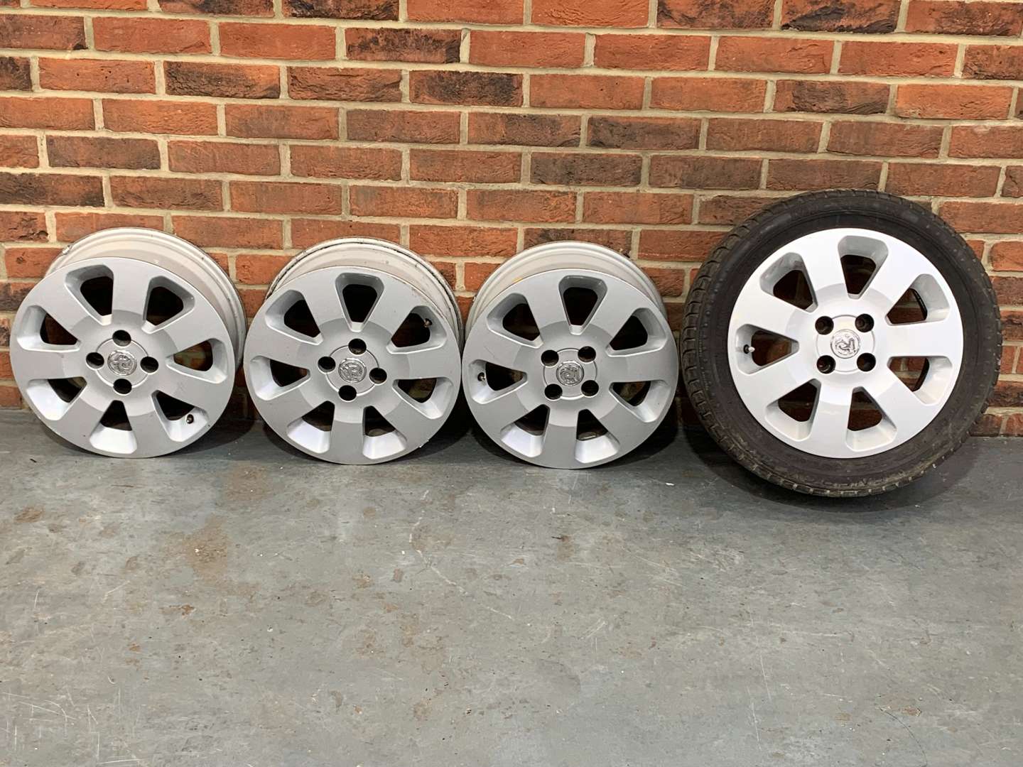 <p>Vauxhall Corsa SXi Alloy Wheels</p>