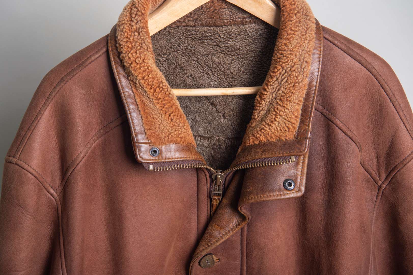 <p>ORVIS, a men's brown leather and Merino shearling lined coat, size 48 USA</p>