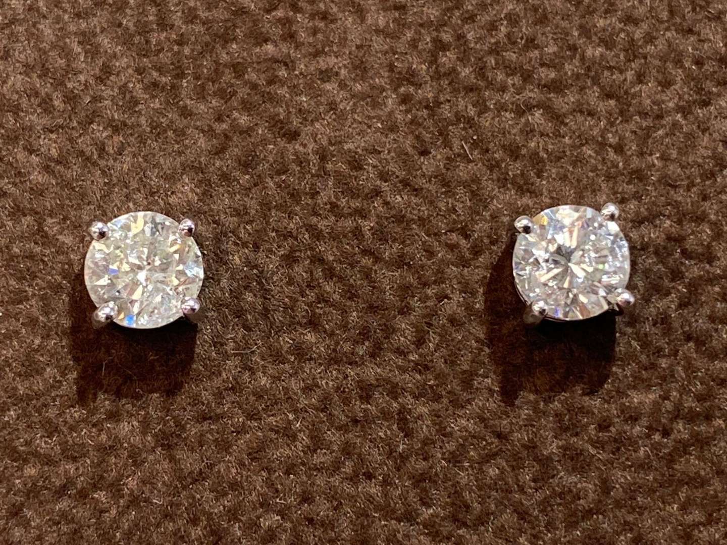 <p>A Pair of Diamond stud earrings</p>