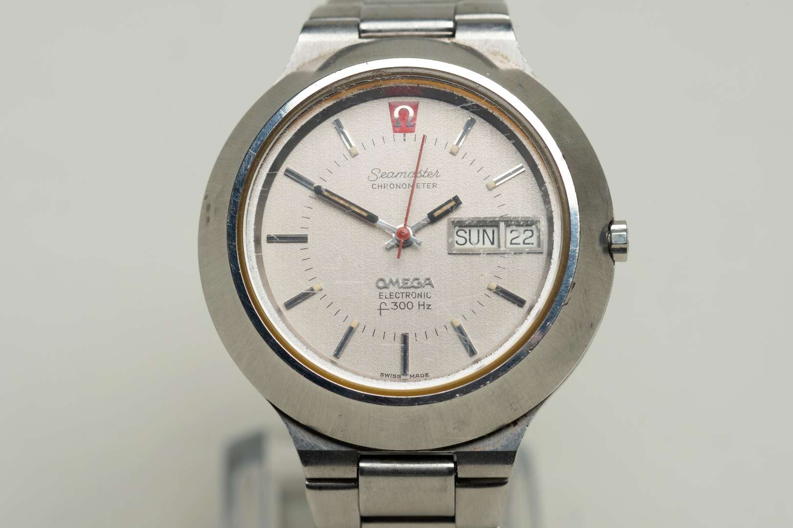 <p>OMEGA, a 1970's Seamaster, Chronometer, Electronic f300 Hz, stainless steel day/date wristwatch.</p>