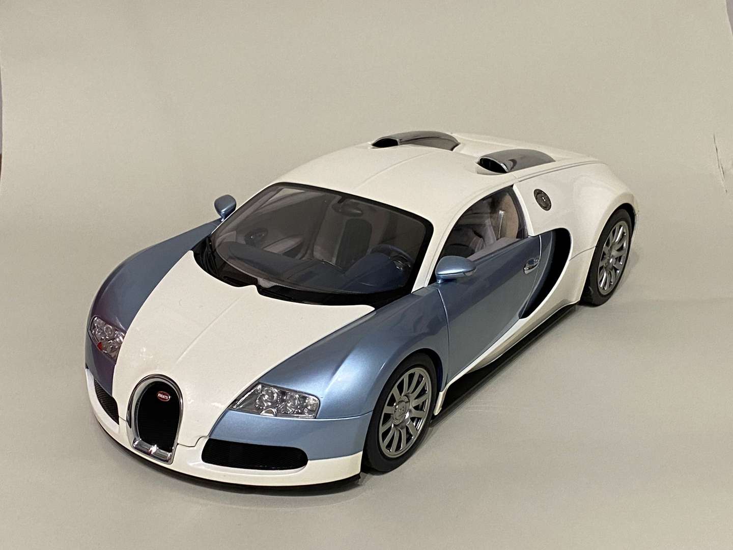 <p>AUTOART, Bugatti, EB 16.4 Veyron production car, 1:12</p>
