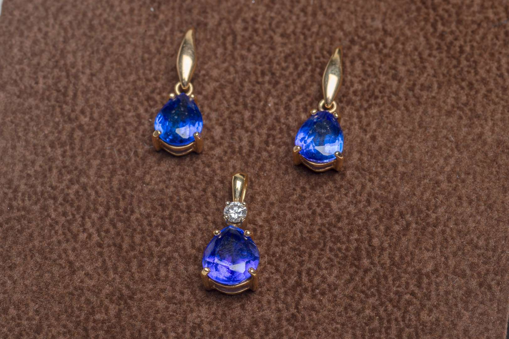 <p>A pair of modern Tanzanite earrings and matching pendant set,</p>