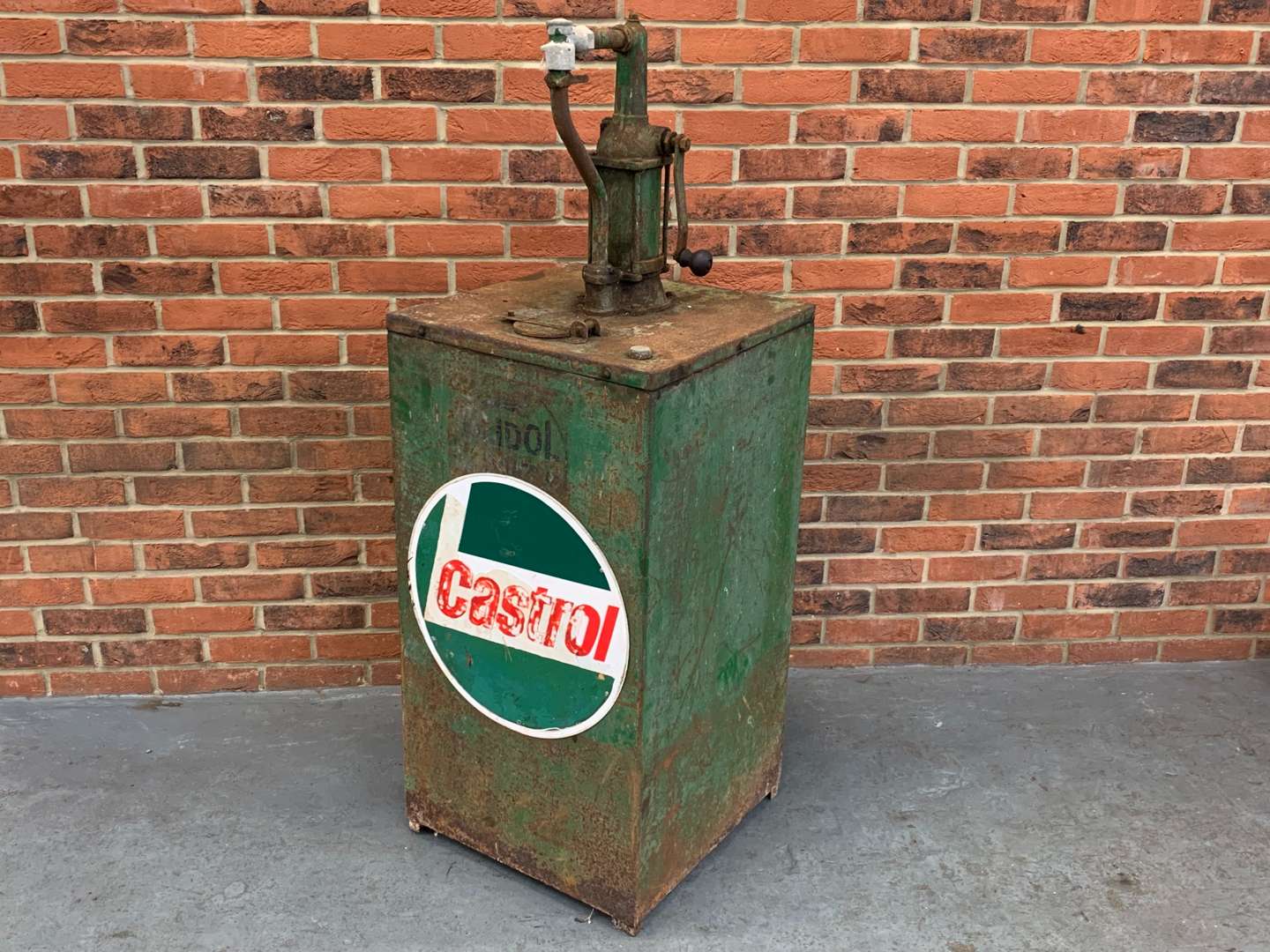 <p>Castrol Oil Dispenser&nbsp;</p>