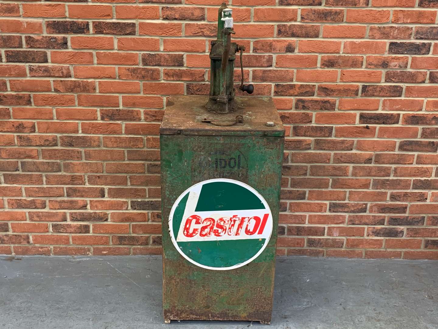 <p>Castrol Oil Dispenser&nbsp;</p>