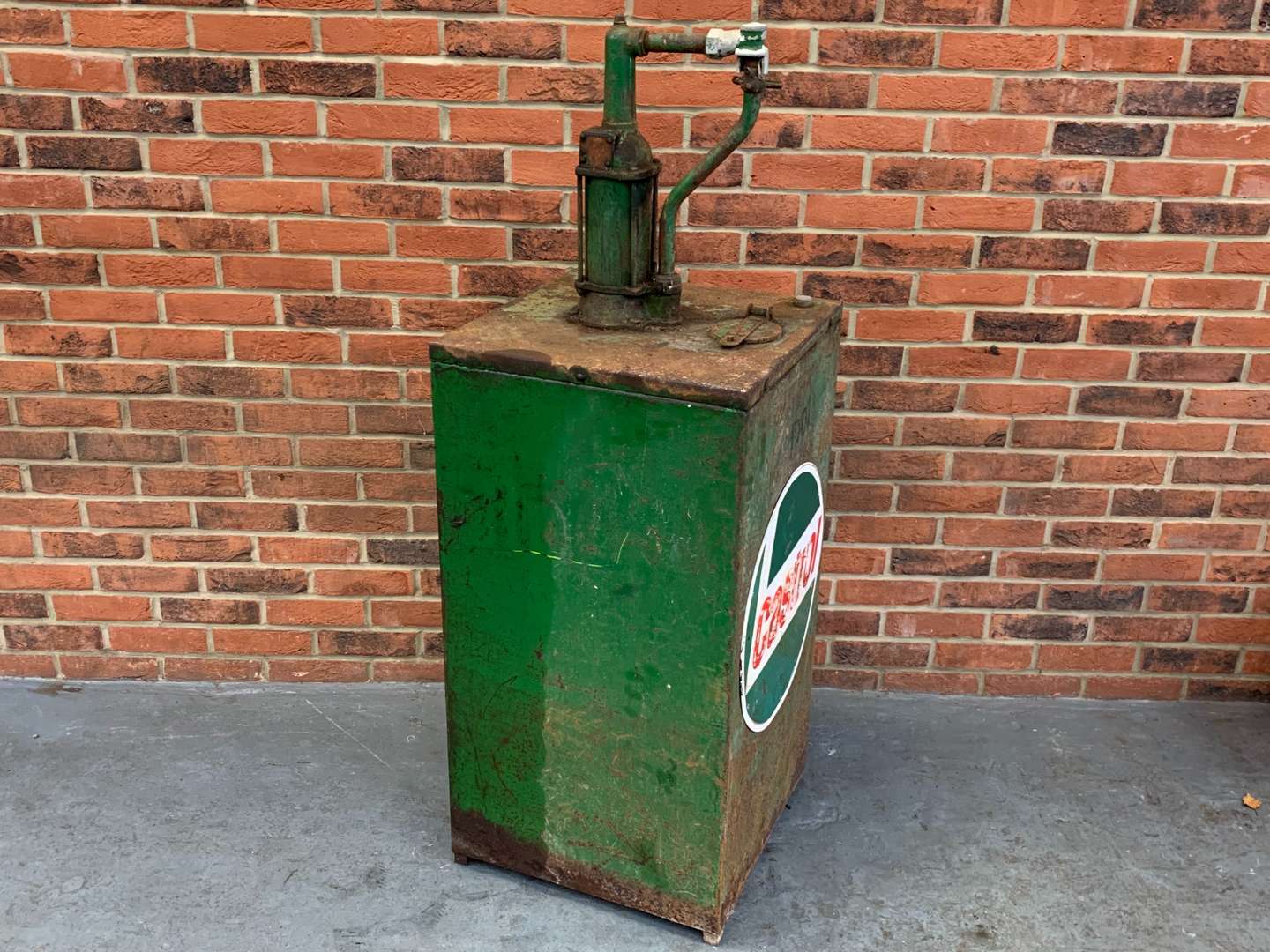 <p>Castrol Oil Dispenser&nbsp;</p>