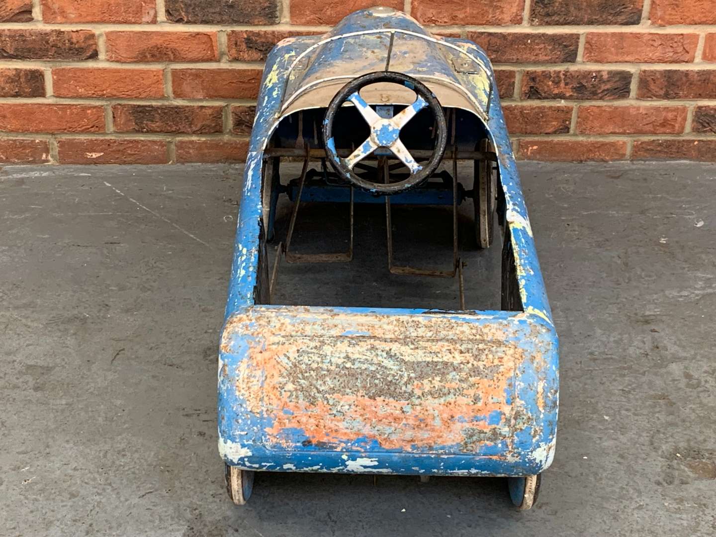 <p>Vintage Tin Plate Childs Pedal Car</p>