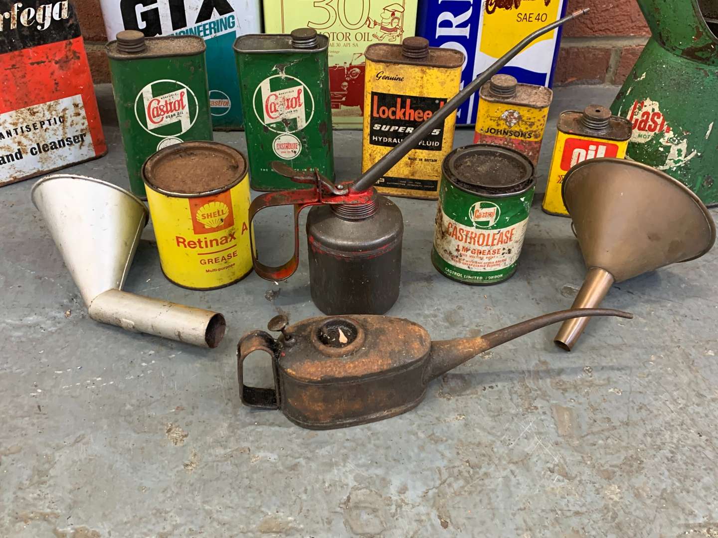 <p>Mixed Lot of Oil Cans and Pourers</p>