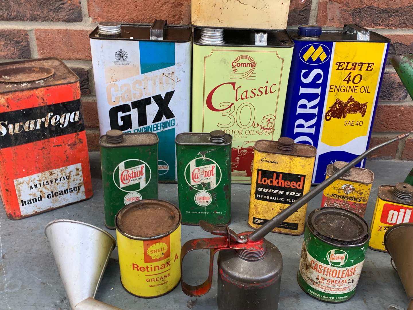 <p>Mixed Lot of Oil Cans and Pourers</p>