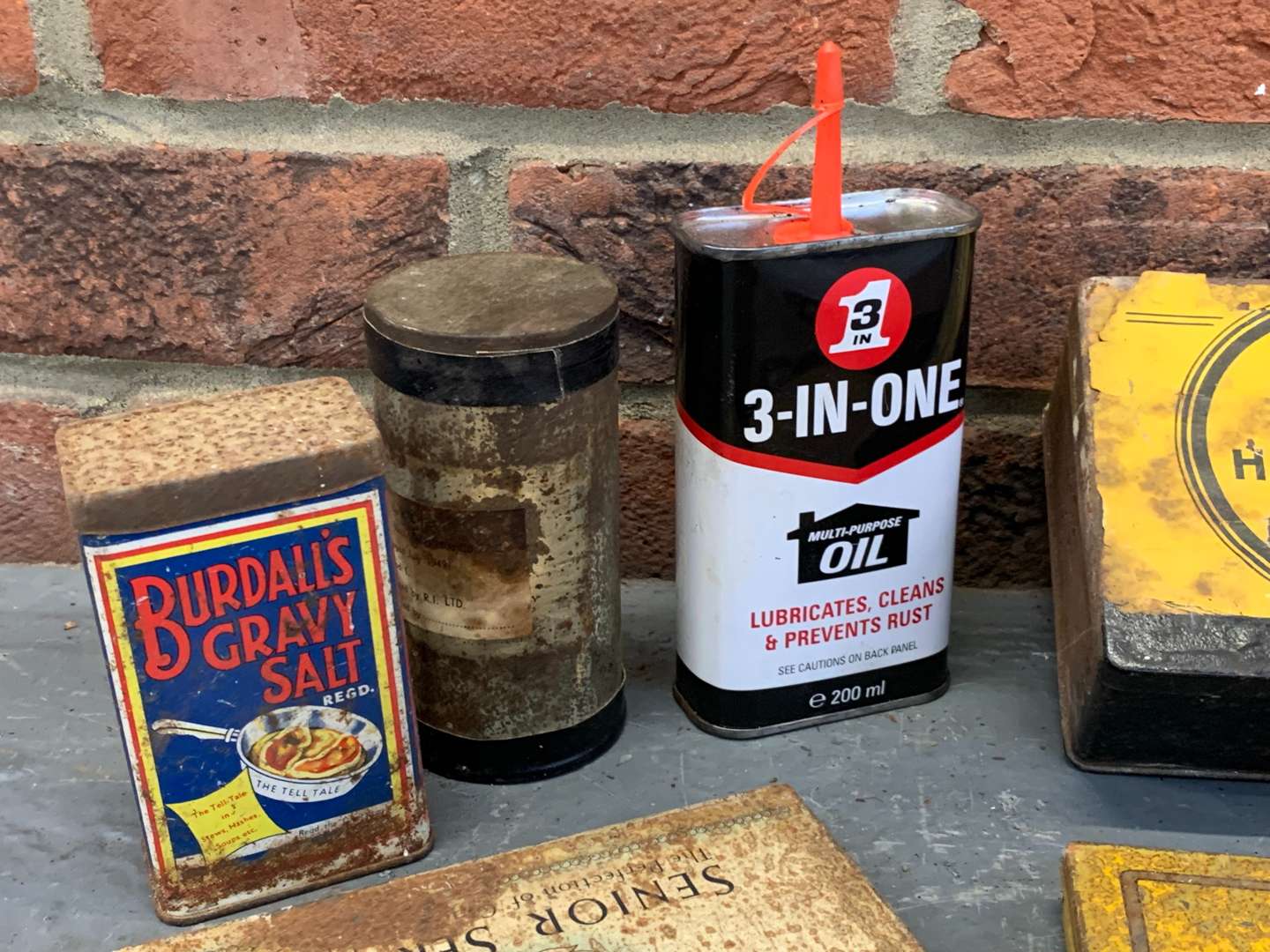 <p>Quantity of Vintage Oil/Tobacco Tins</p>