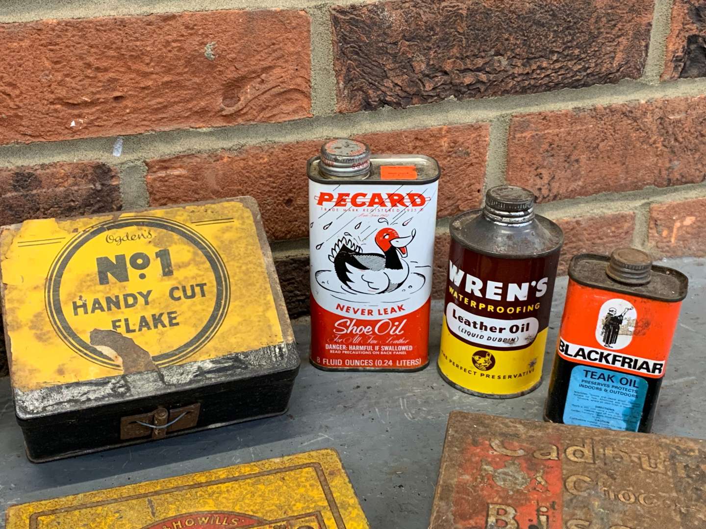 <p>Quantity of Vintage Oil/Tobacco Tins</p>