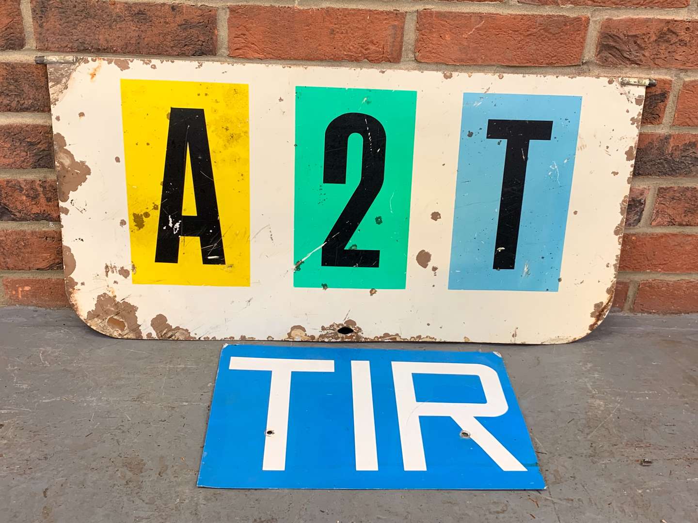 <p>Aluminium A2T and TIR Signs&nbsp;</p>