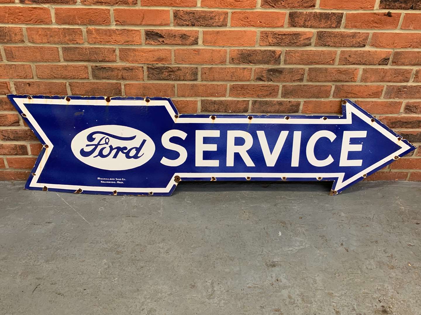 <p>Large Enamel Ford Service Arrow Sign</p>