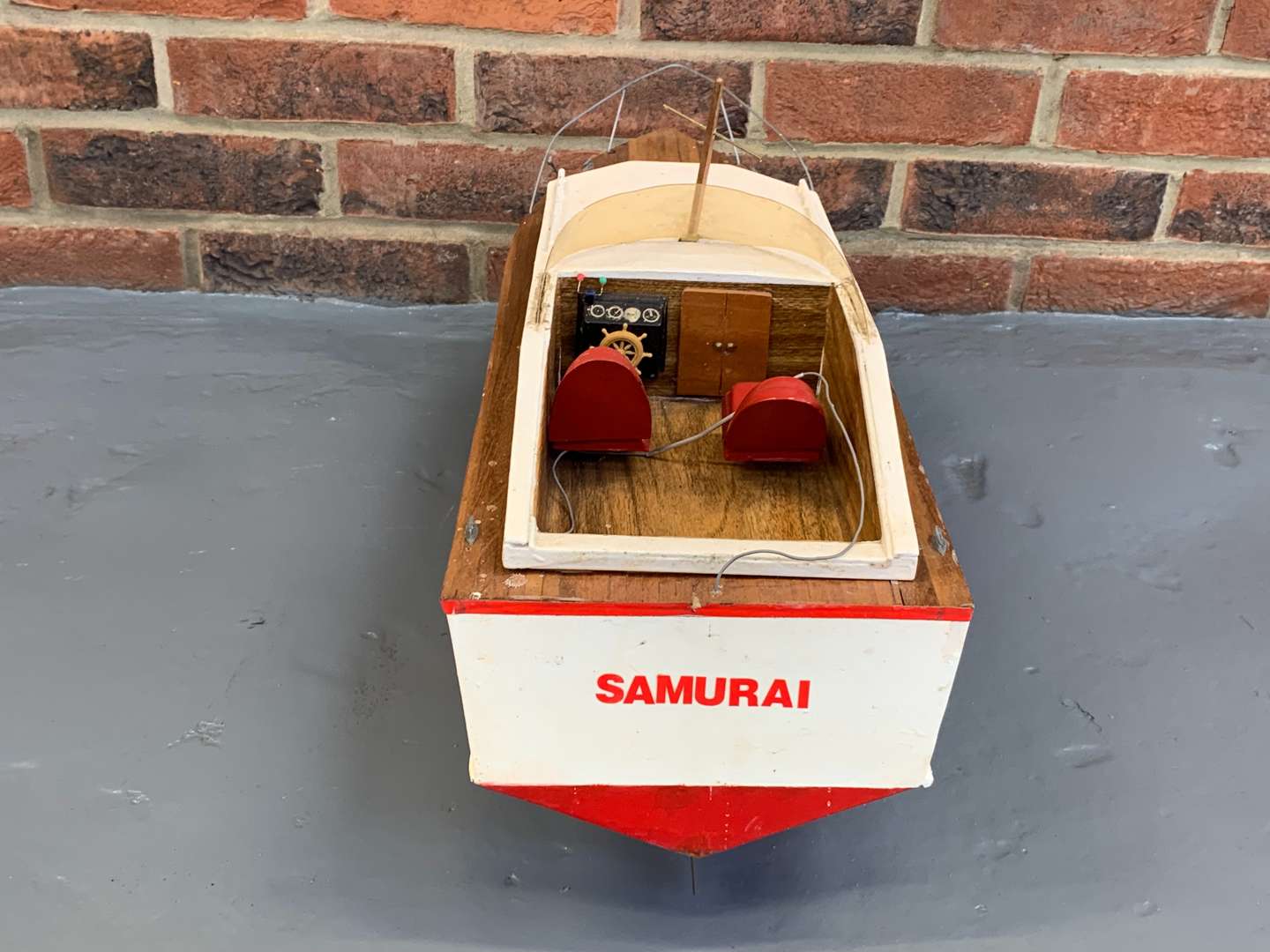 <p>Wooden Scratch Built Model of a Remote Controlled Speed Boat</p>