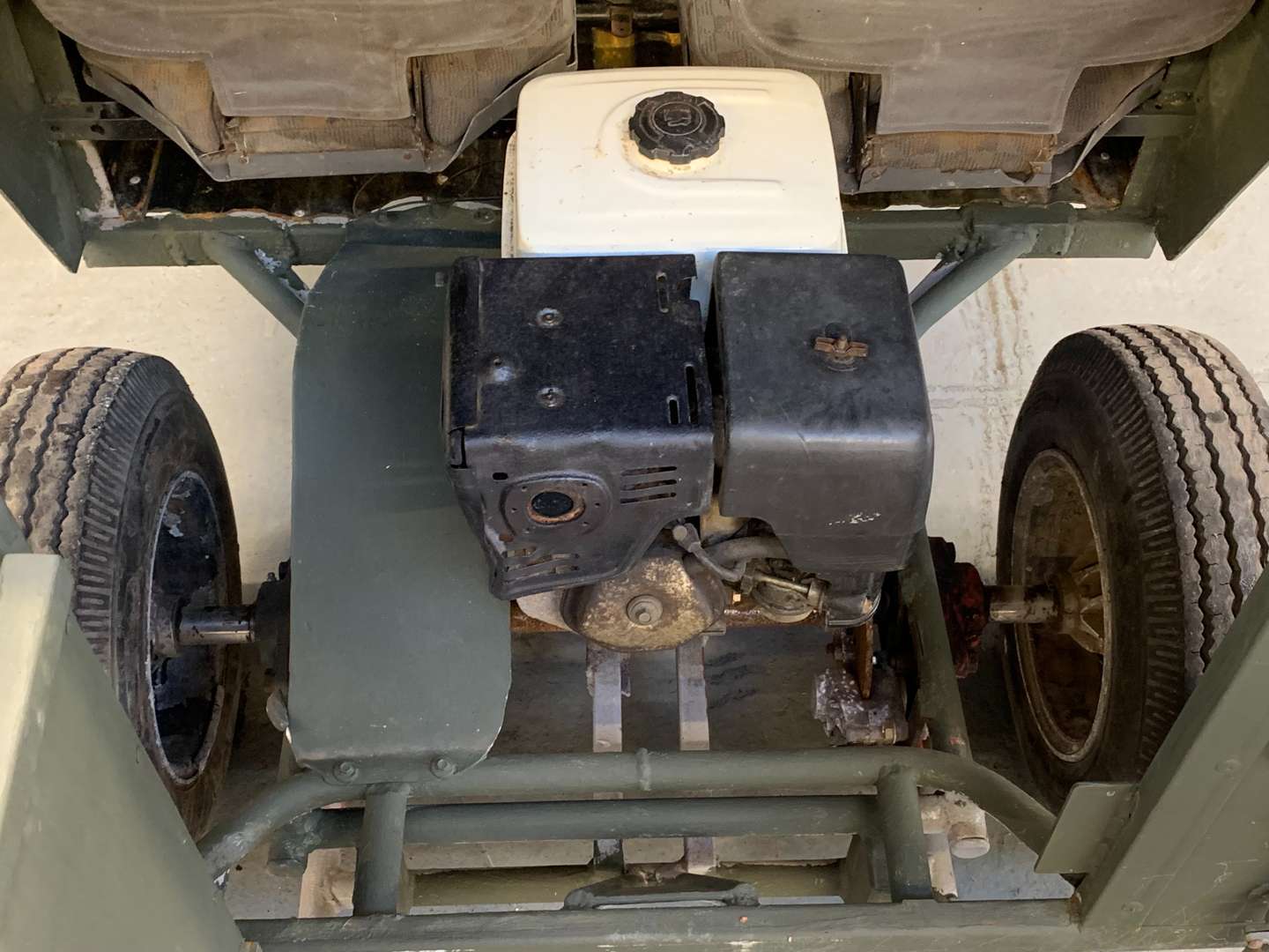 <p>Metal Childs Land Rover Lightweight Petrol Engine Car</p>