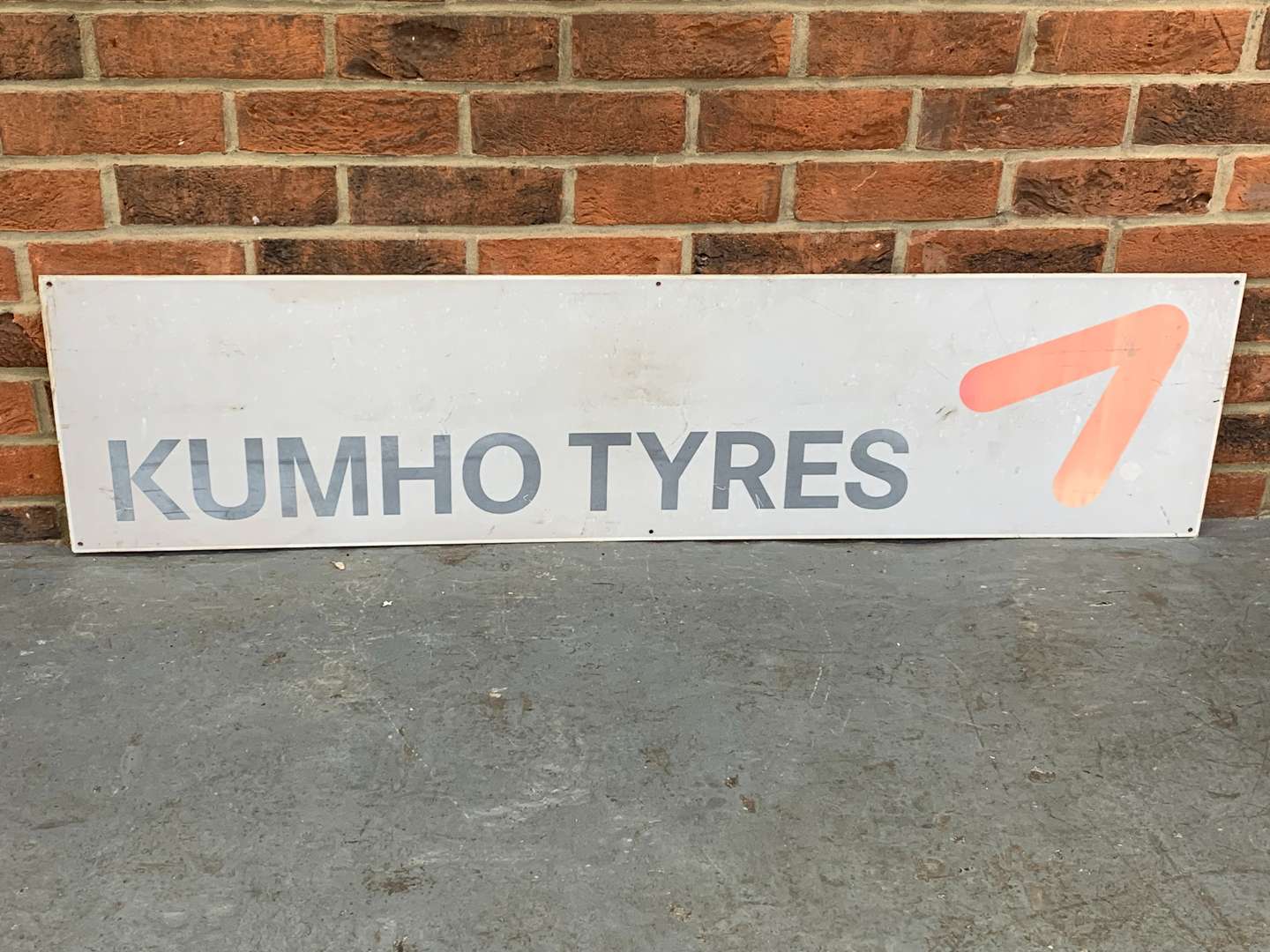 <p>Aluminium KUMHO Tyre's Sign</p>