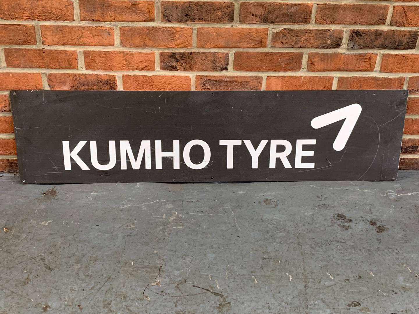 <p>Aluminium KUMHO Tyre's Sign&nbsp;</p>