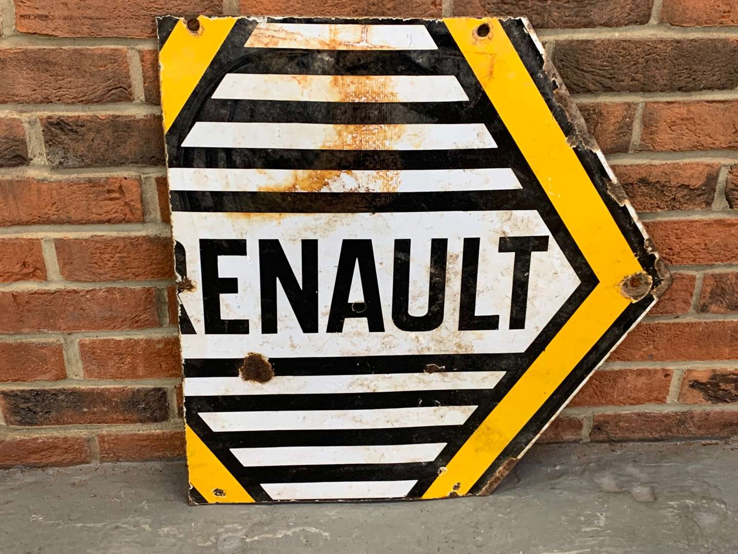 <p>Enamel Part Renault Sign</p>
