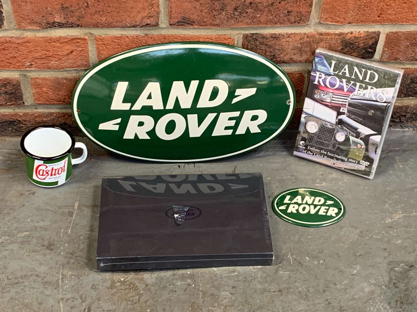 <p>Land Rover Set Including Badges, DVD&nbsp;</p>