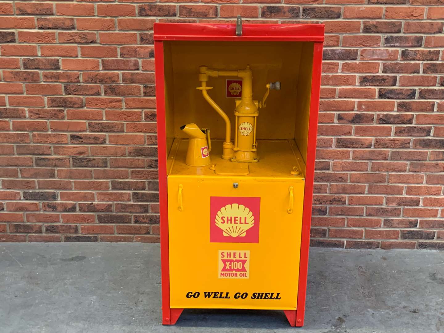 <p>Shell Liveried Oil Cabinet</p>