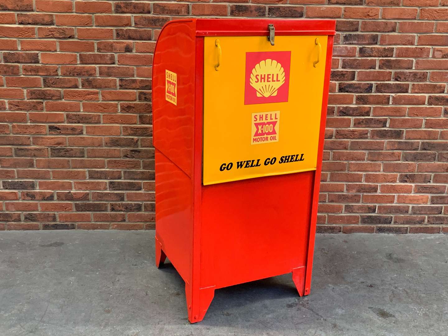 <p>Shell Liveried Oil Cabinet</p>