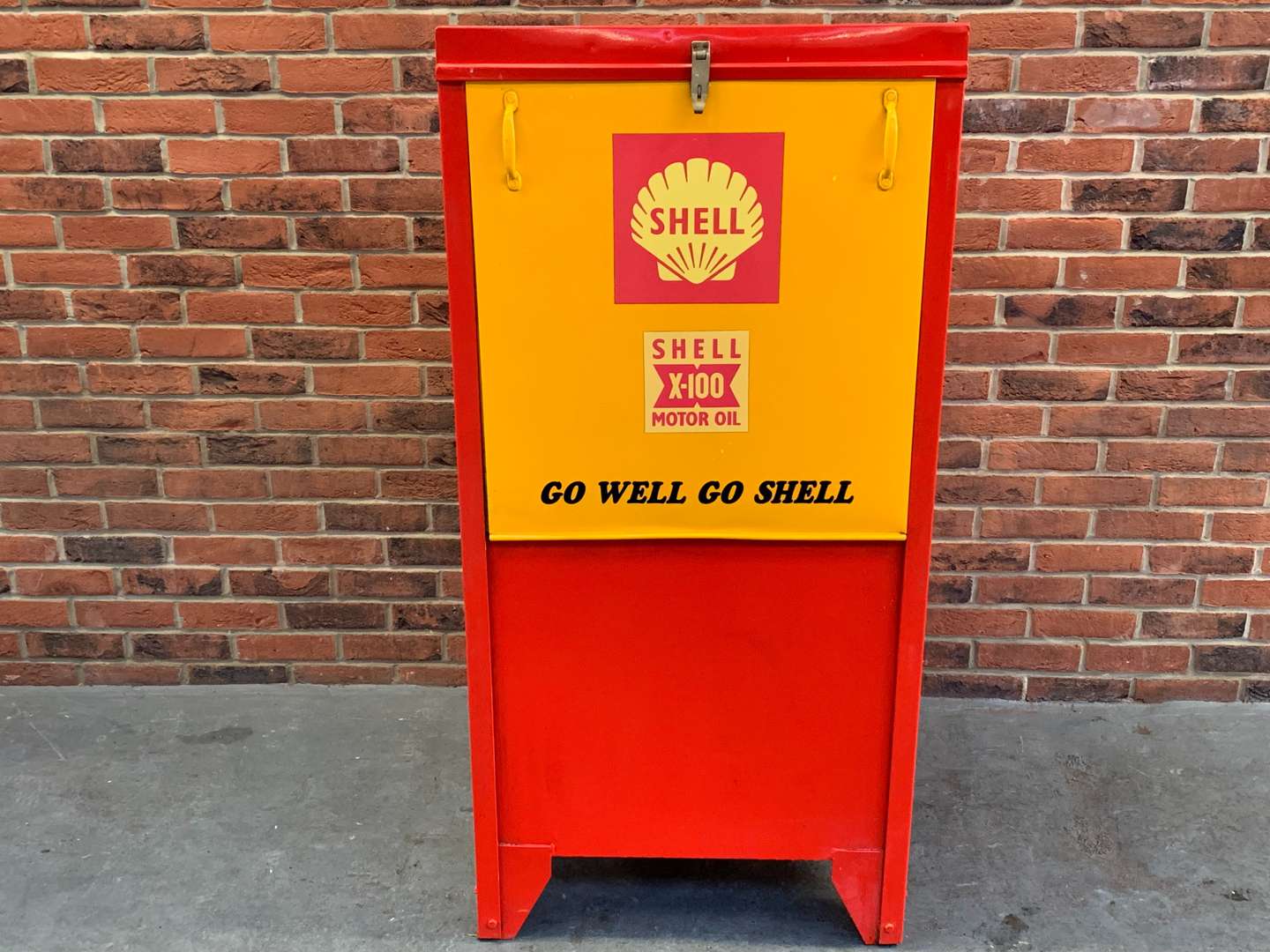 <p>Shell Liveried Oil Cabinet</p>