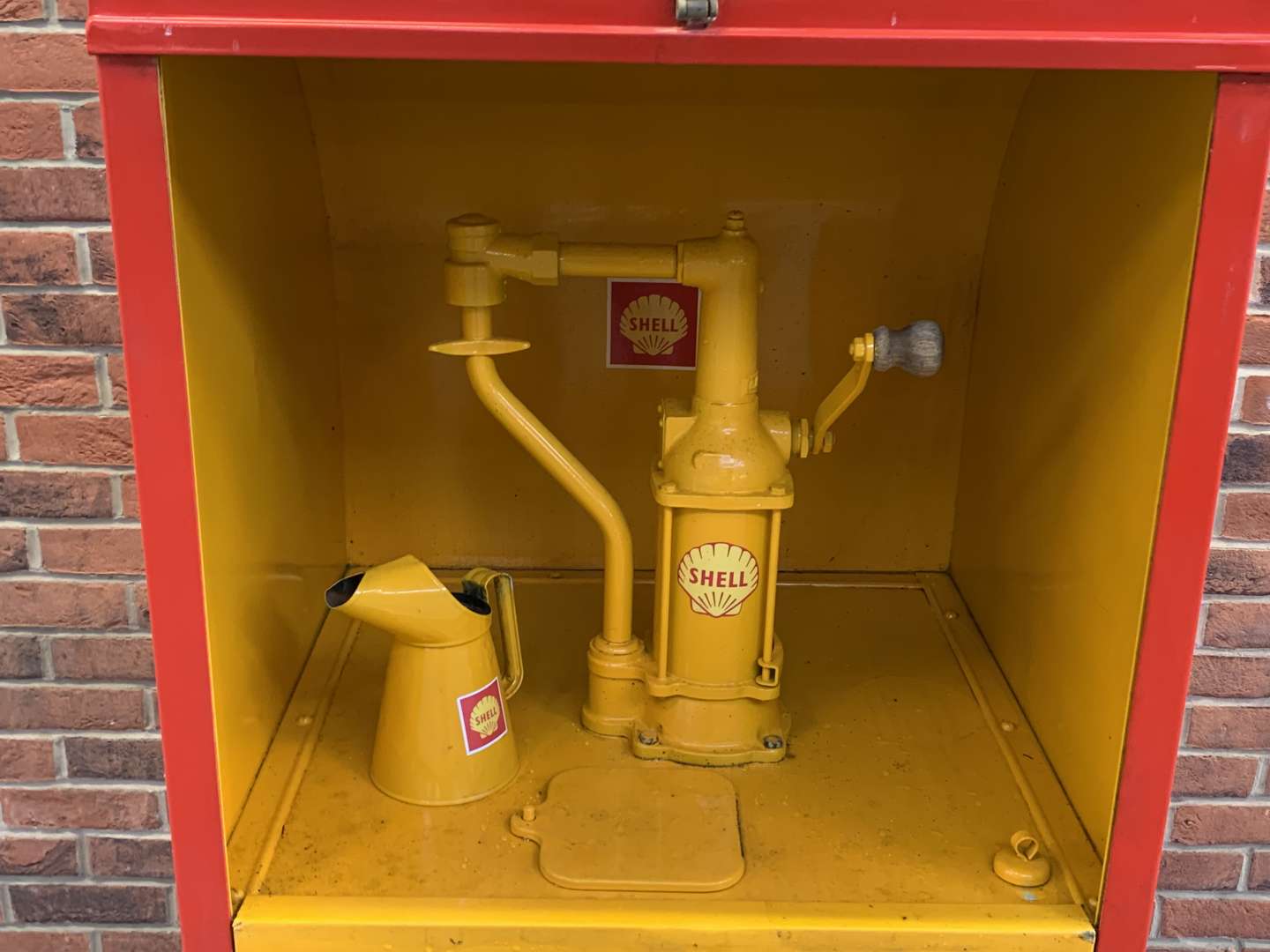 <p>Shell Liveried Oil Cabinet</p>