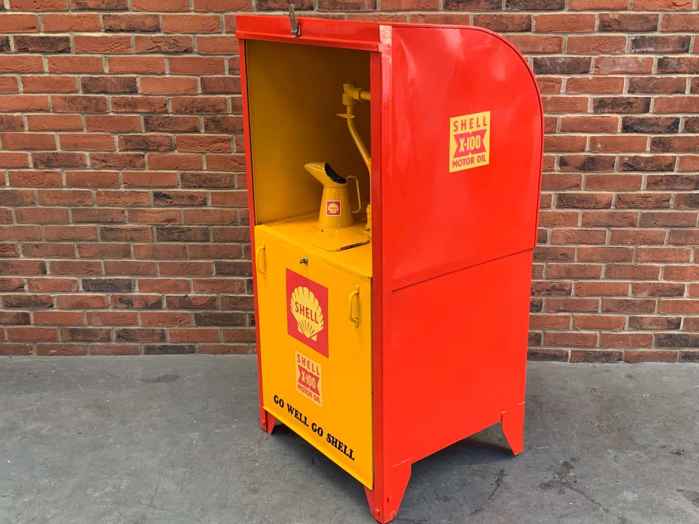 <p>Shell Liveried Oil Cabinet</p>