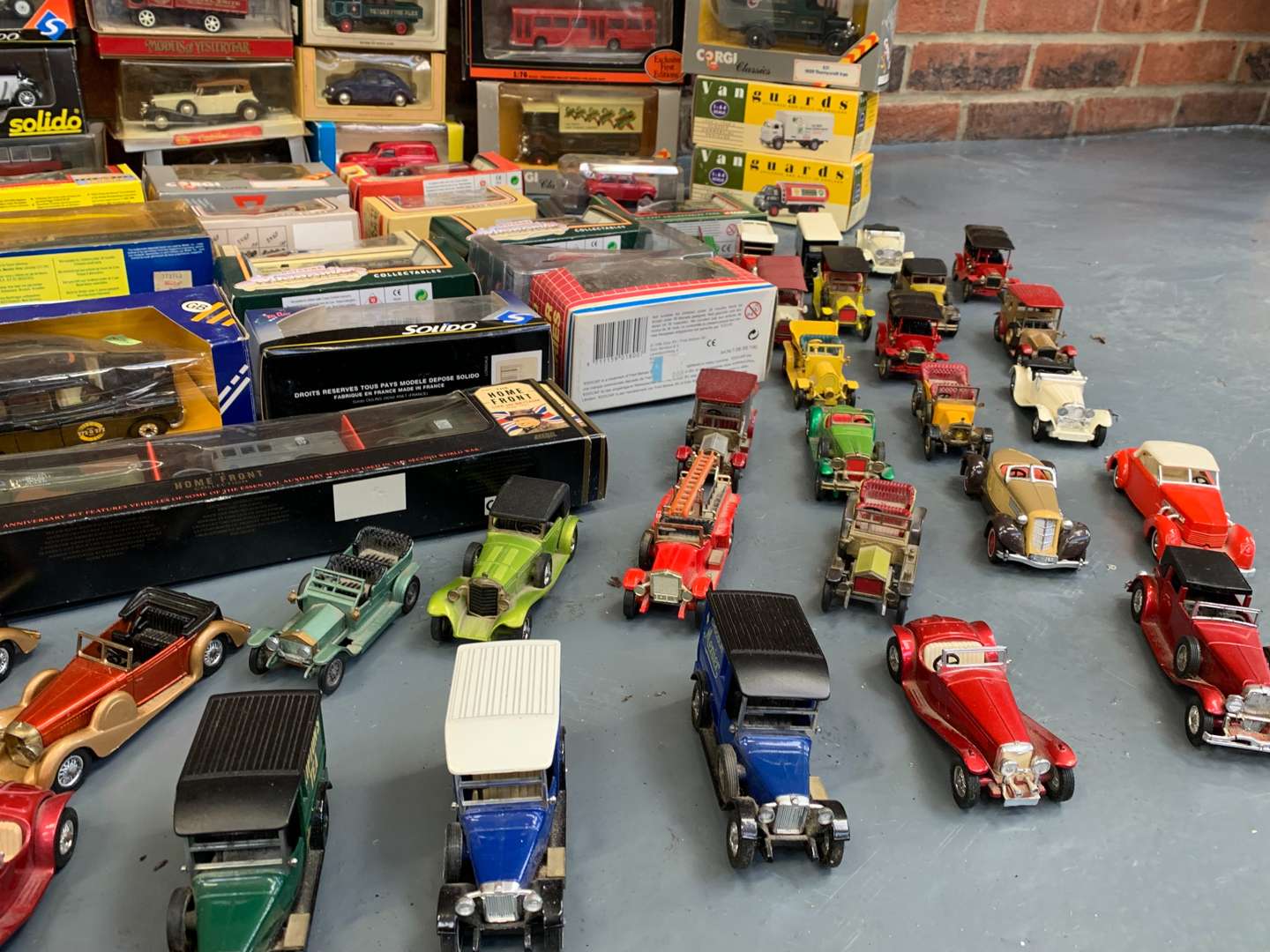 <p>Large Collection of Boxed and Unboxed Die Cast Cars</p>