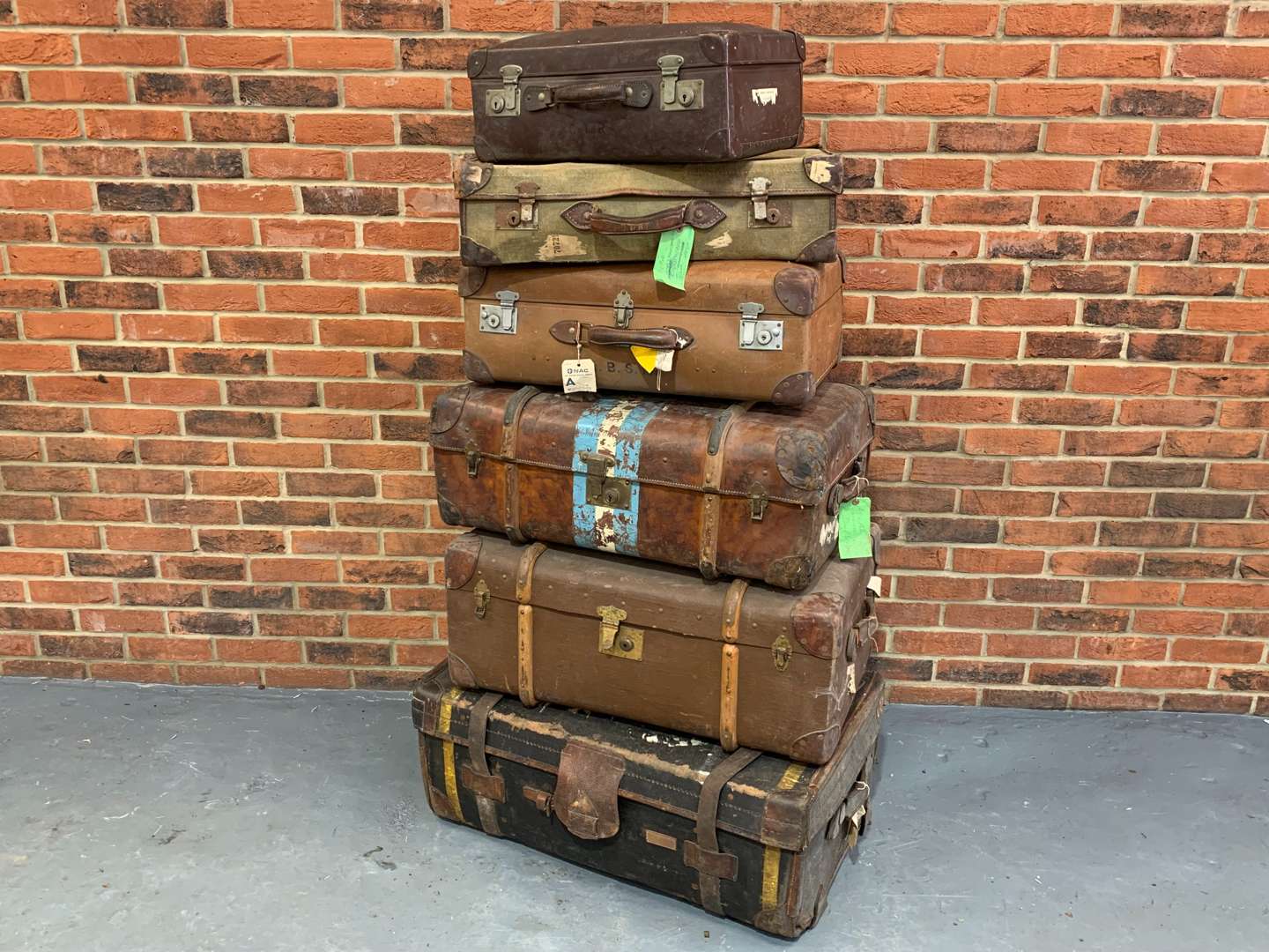 <p>Six Vintage Trunks and Cases&nbsp;</p>