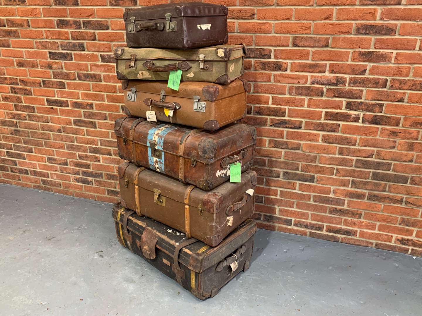 <p>Six Vintage Trunks and Cases&nbsp;</p>