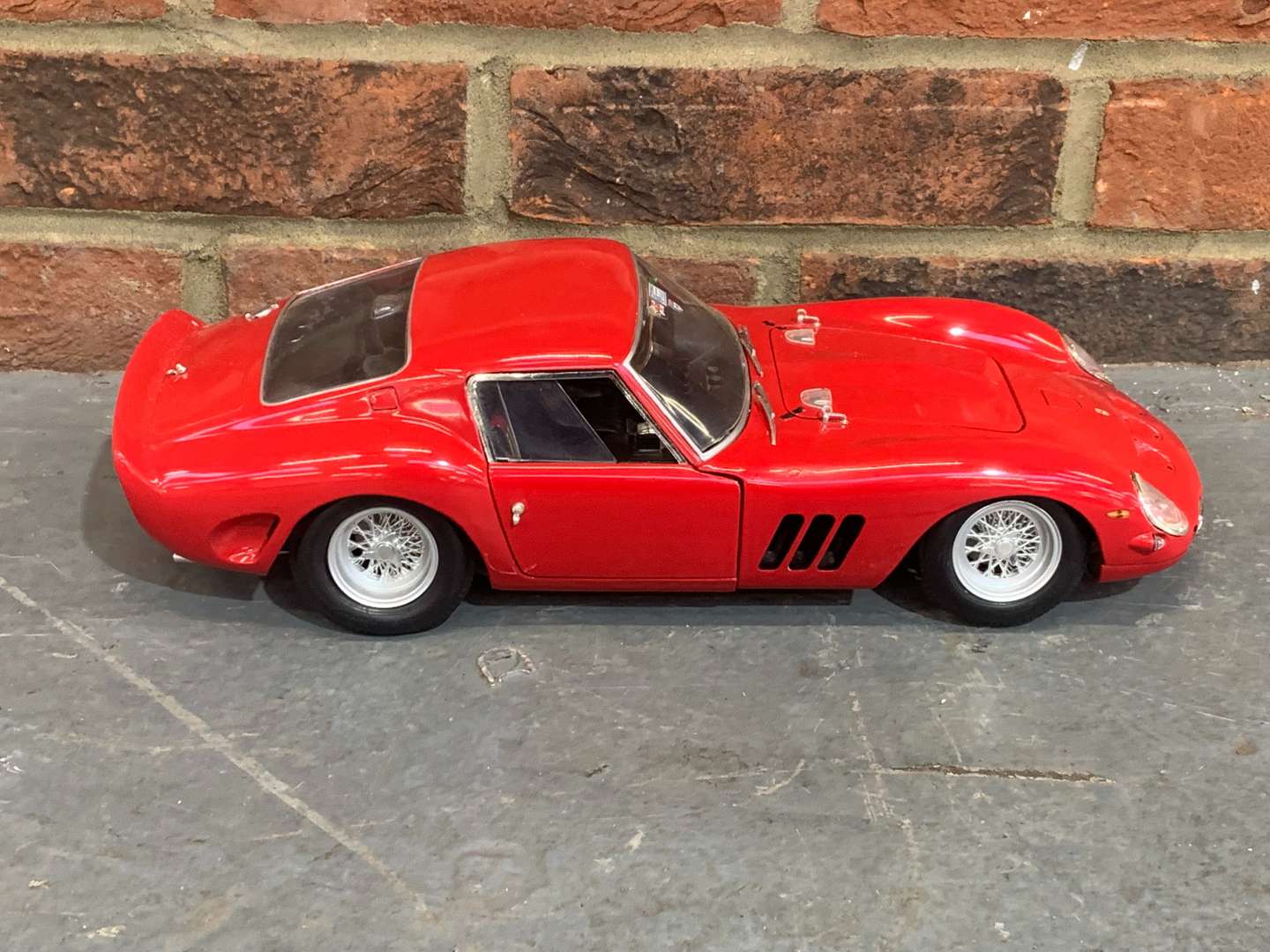 <p>Ferrari 250GTO Die Cast 1/12 Scale Model</p>