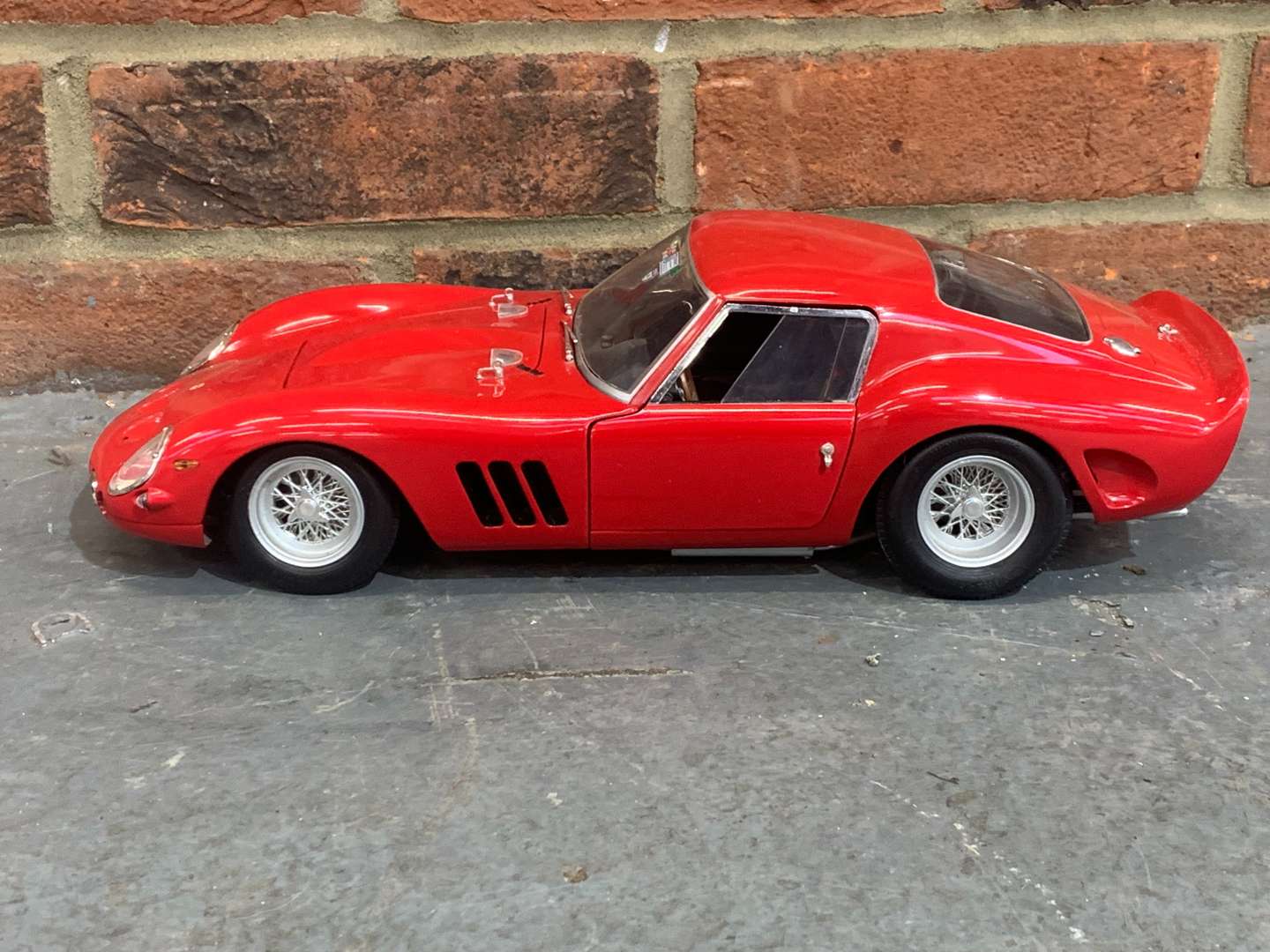 <p>Ferrari 250GTO Die Cast 1/12 Scale Model</p>