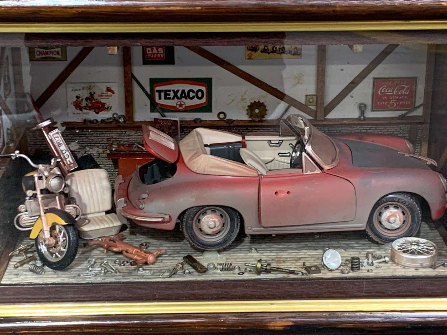 <p>Cased 1/18 Scale Porsche 356 Garage Diorama&nbsp;</p>