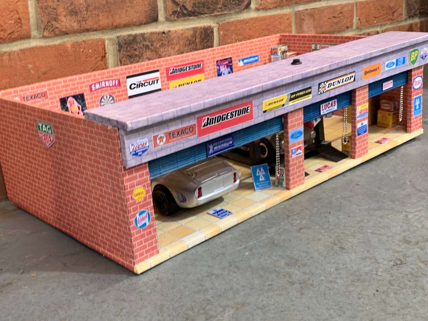 <p>Garage Diorama 1/18 Scale (With Working Lights)</p>