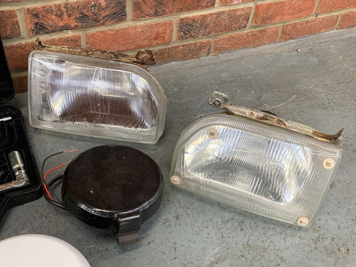 <p>Ford Orion Headlights, Spot Lamps and Jaguar Tool Kit</p>