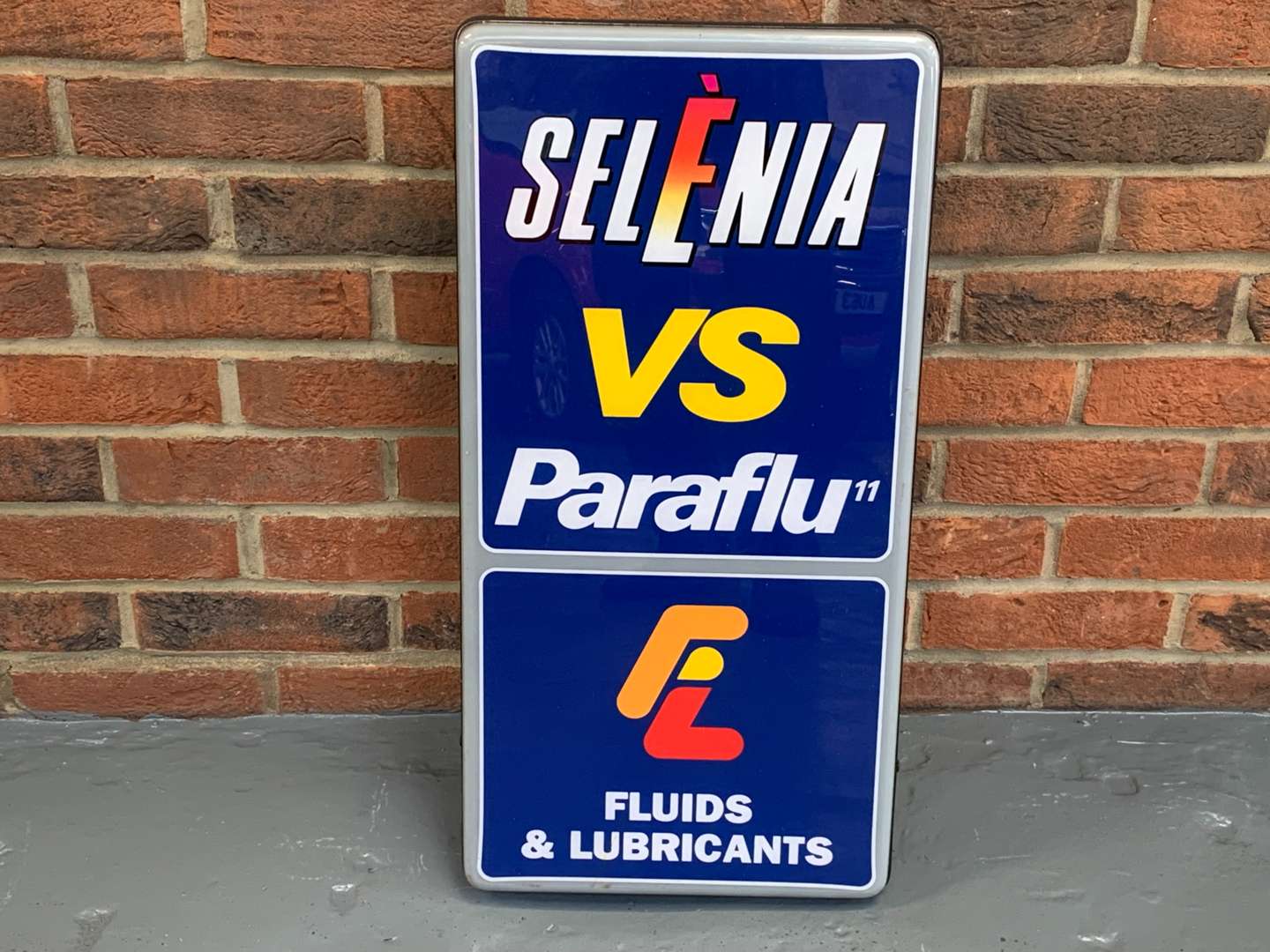 <p>Selenia Vs Paraflu Fluids and Lubricants Light Box</p>