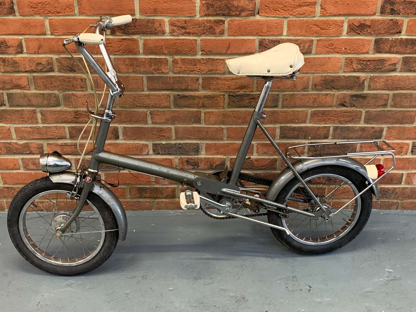 <p>Vintage Raleigh RSW Folding Bicycle</p>