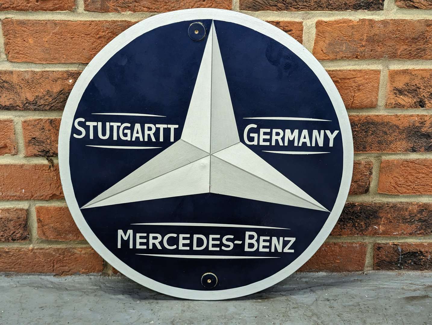 <p>Painted Mercedes Circular Wooden Sign&nbsp;</p>