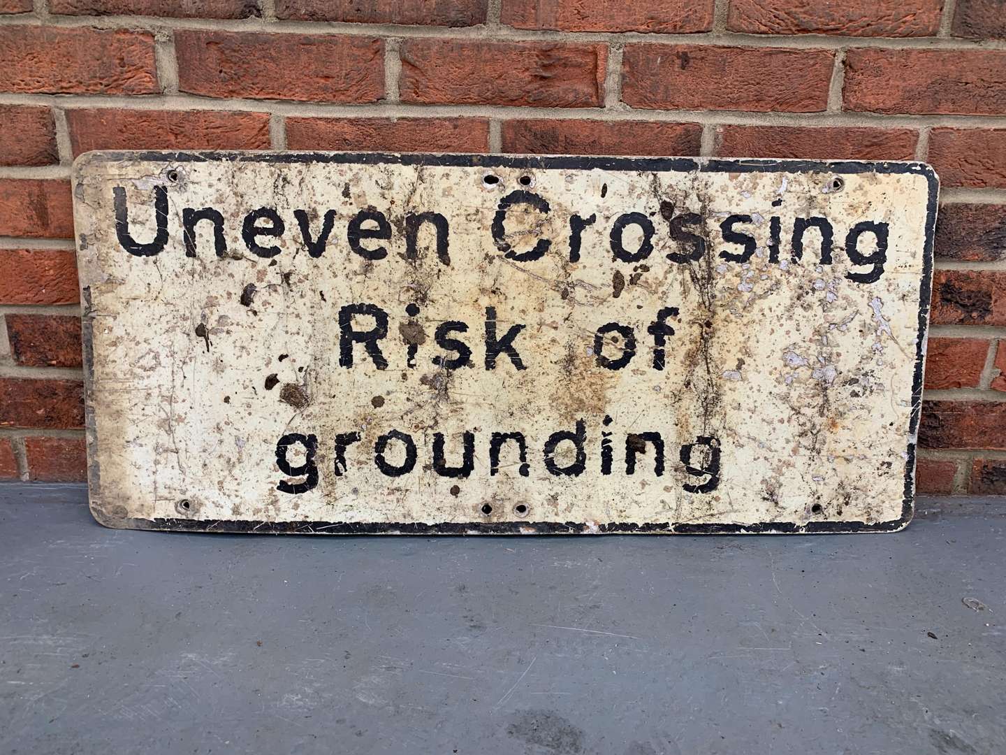 <p>Aluminium “Uneven Crossing Risk of Grounding” Sign&nbsp;</p>