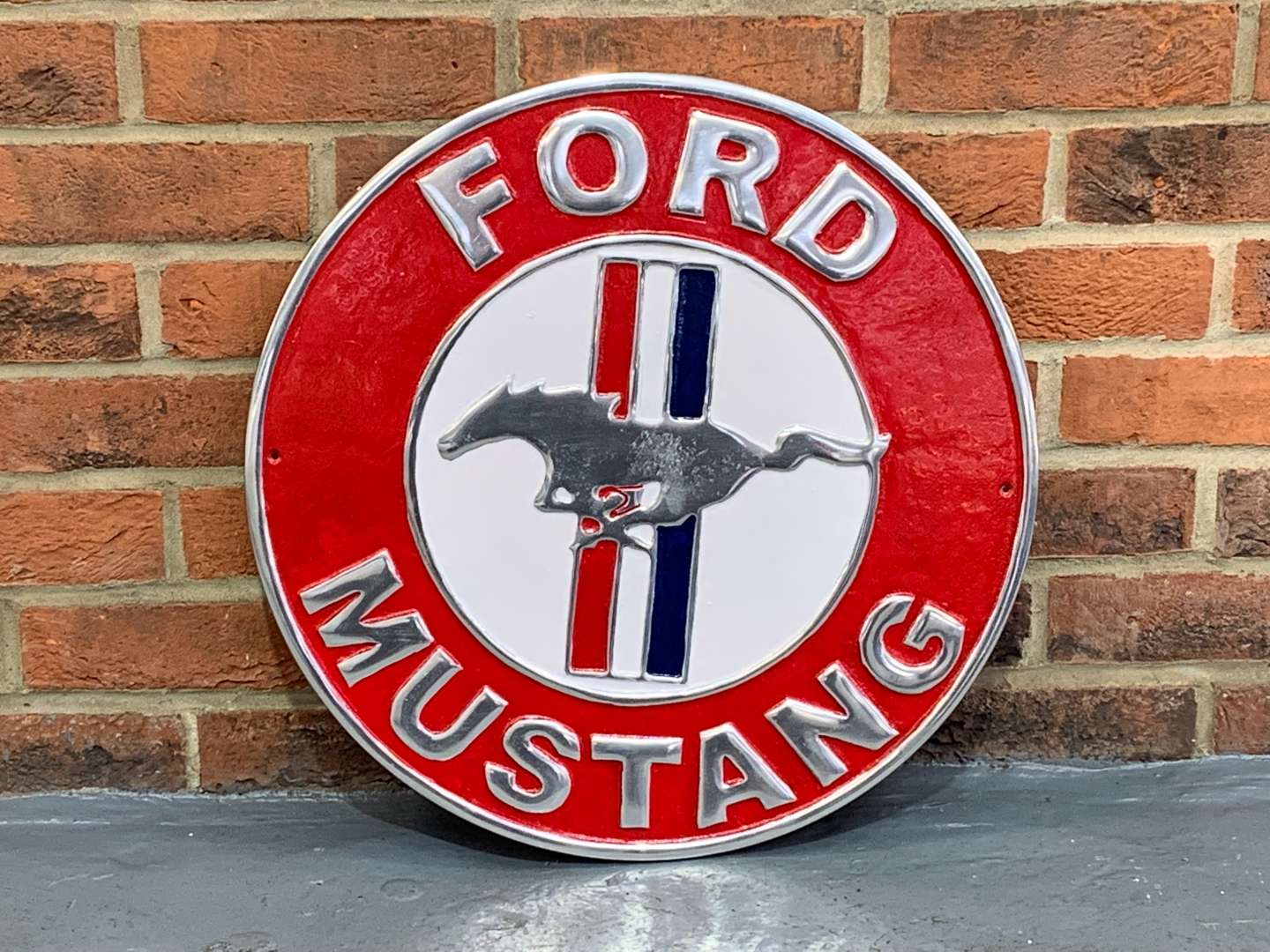<p>Cast Aluminium Circular Ford Mustang Sign</p>