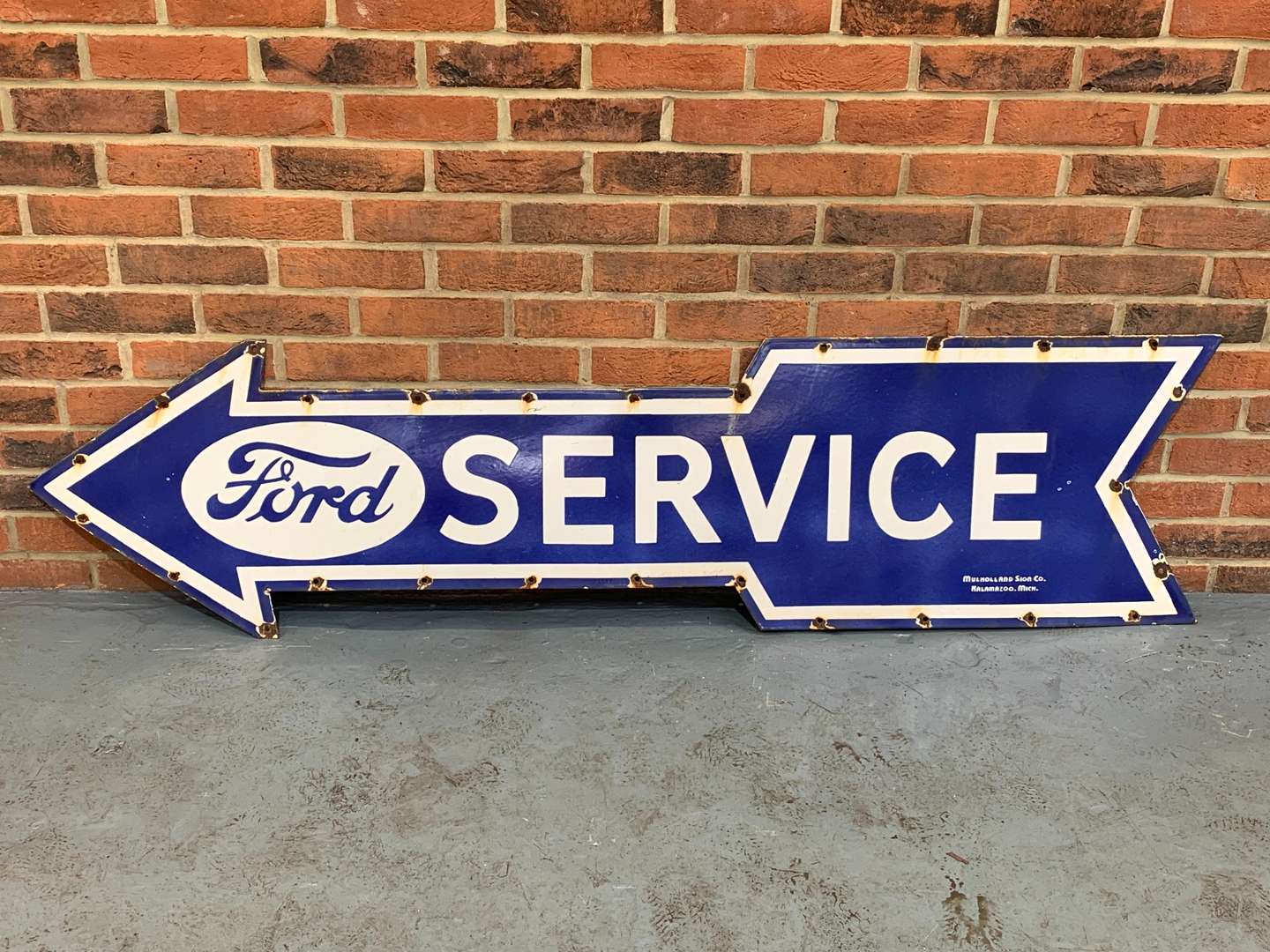 <p>Enamel Ford Service Directional Arrow&nbsp;</p>