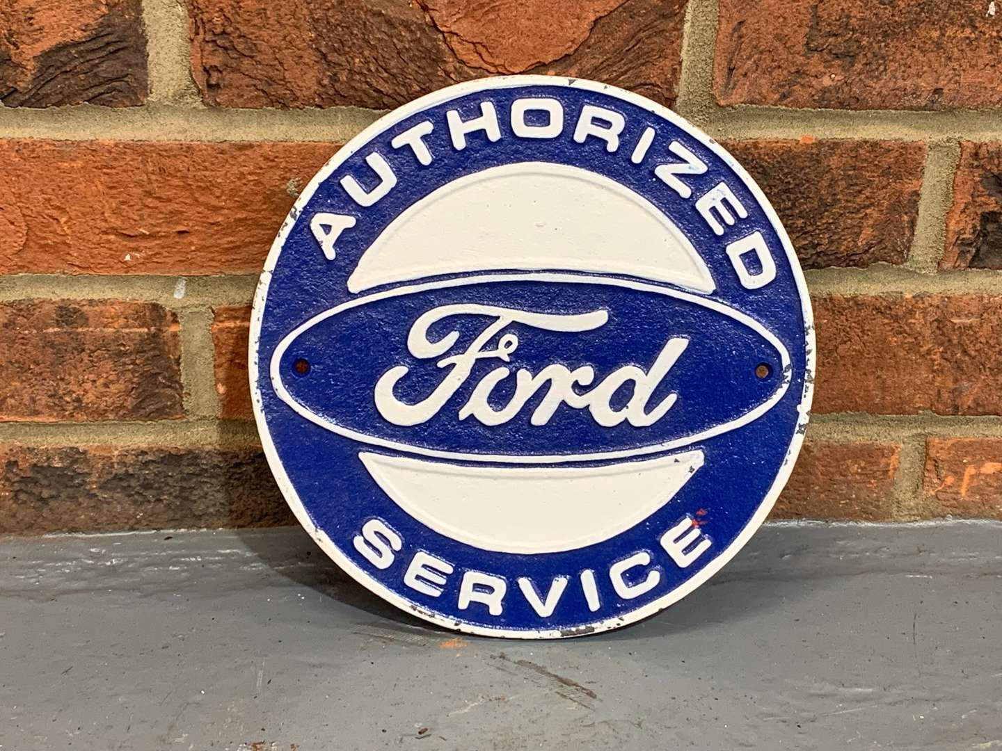 <p>Cast Iron Circular Ford Authorized Service Plaque</p>