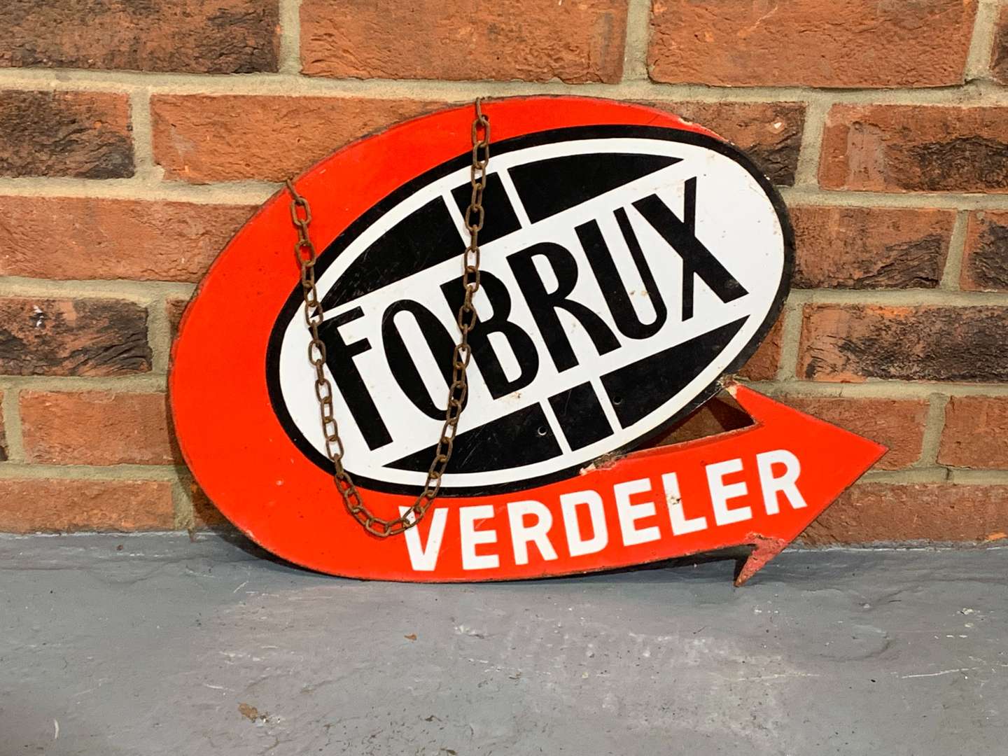 <p>Enamel Fobrux Verdeler Double Sided Hanging Sign</p>