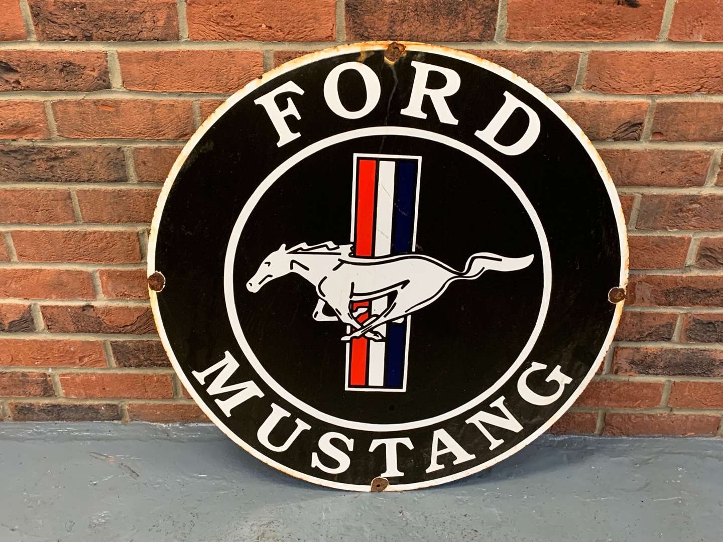 <p>Enamel Circular Ford Mustang Sign</p>