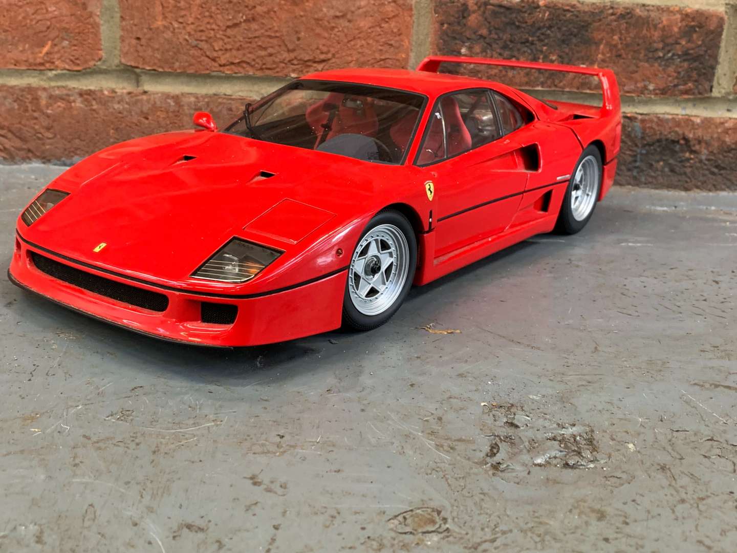 <p>Kyosho Die Cast F40 1:12 Scale Model</p>
