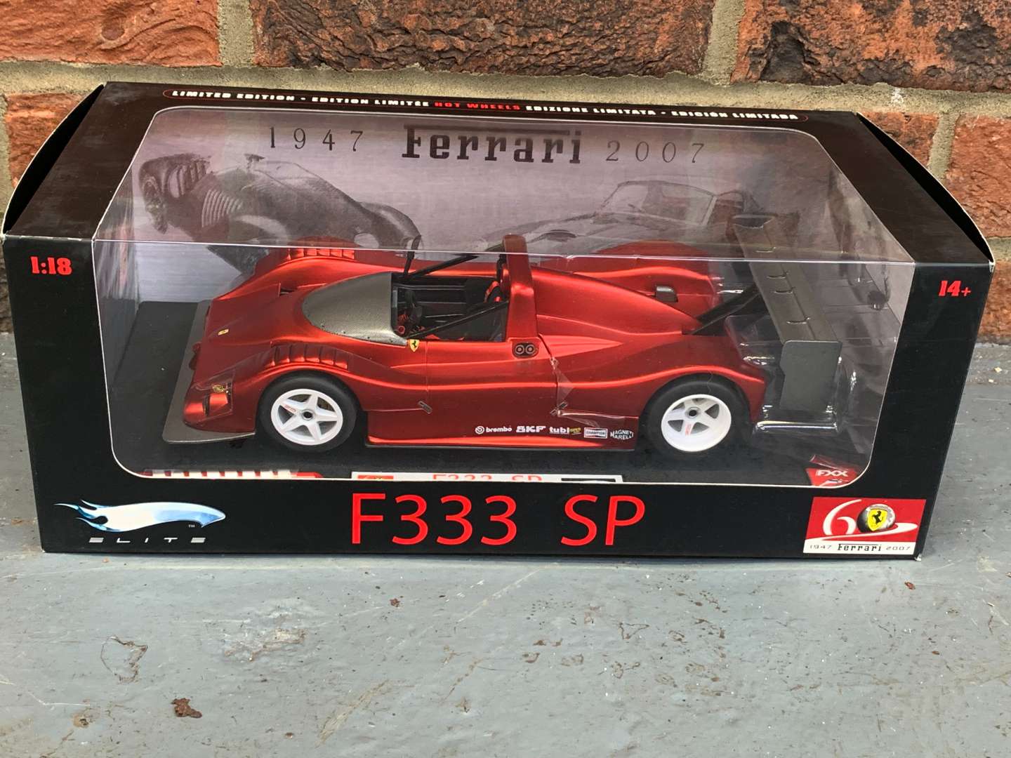 <p>Boxed Elite Ferrari F333 SP Race Car 1:18 Scale</p>