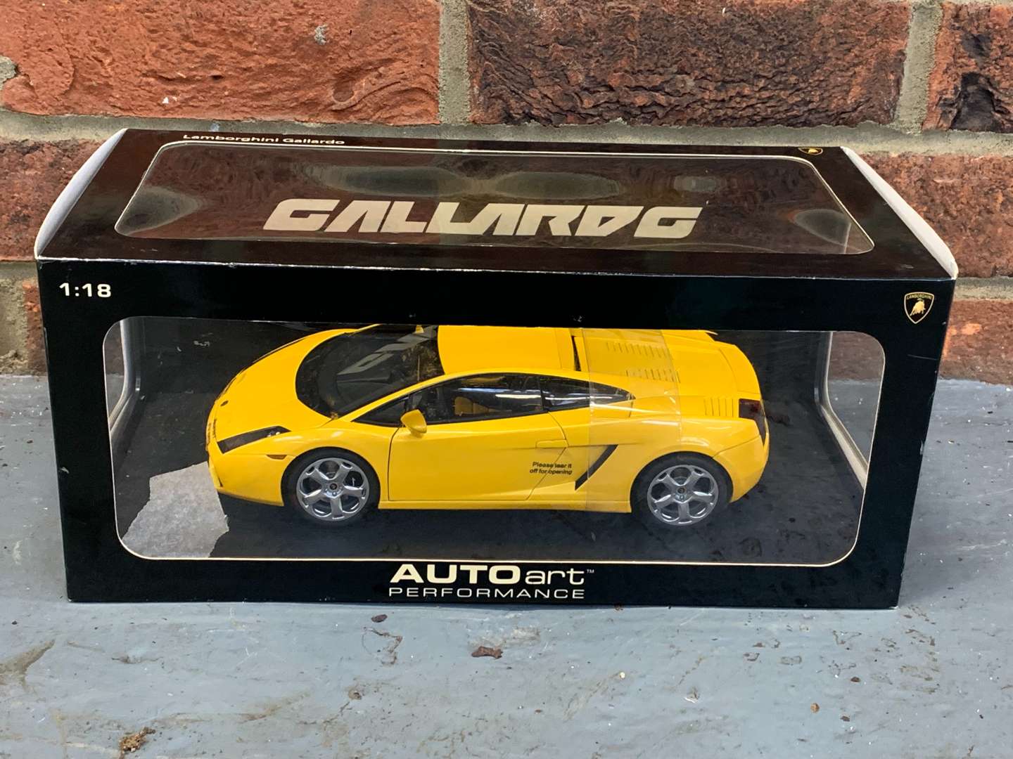 <p>Boxed Auto Art Lamborghini Gallardo 1:18 Scale</p>