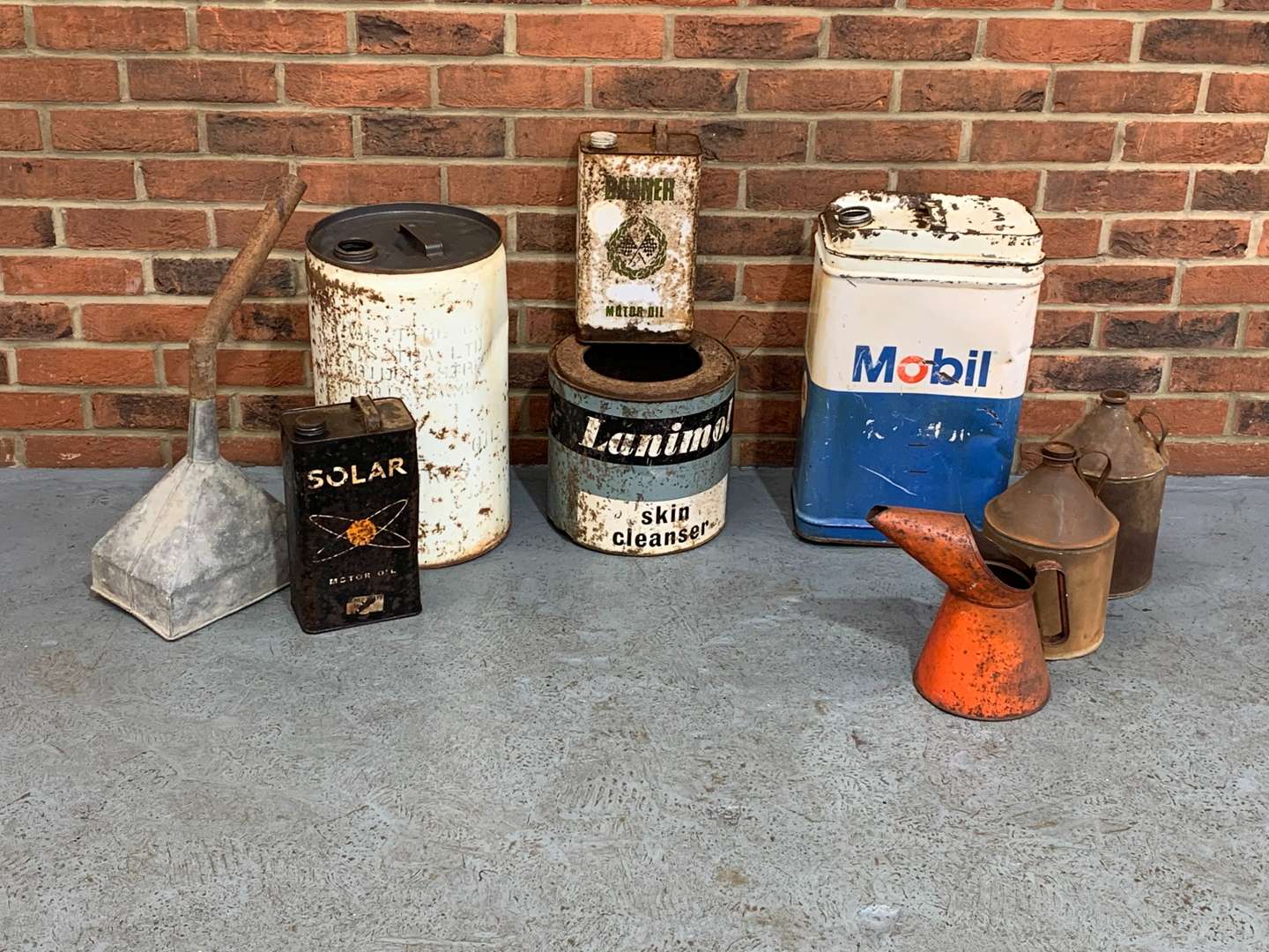<p>Mixed Lot of Vintage Cans</p>