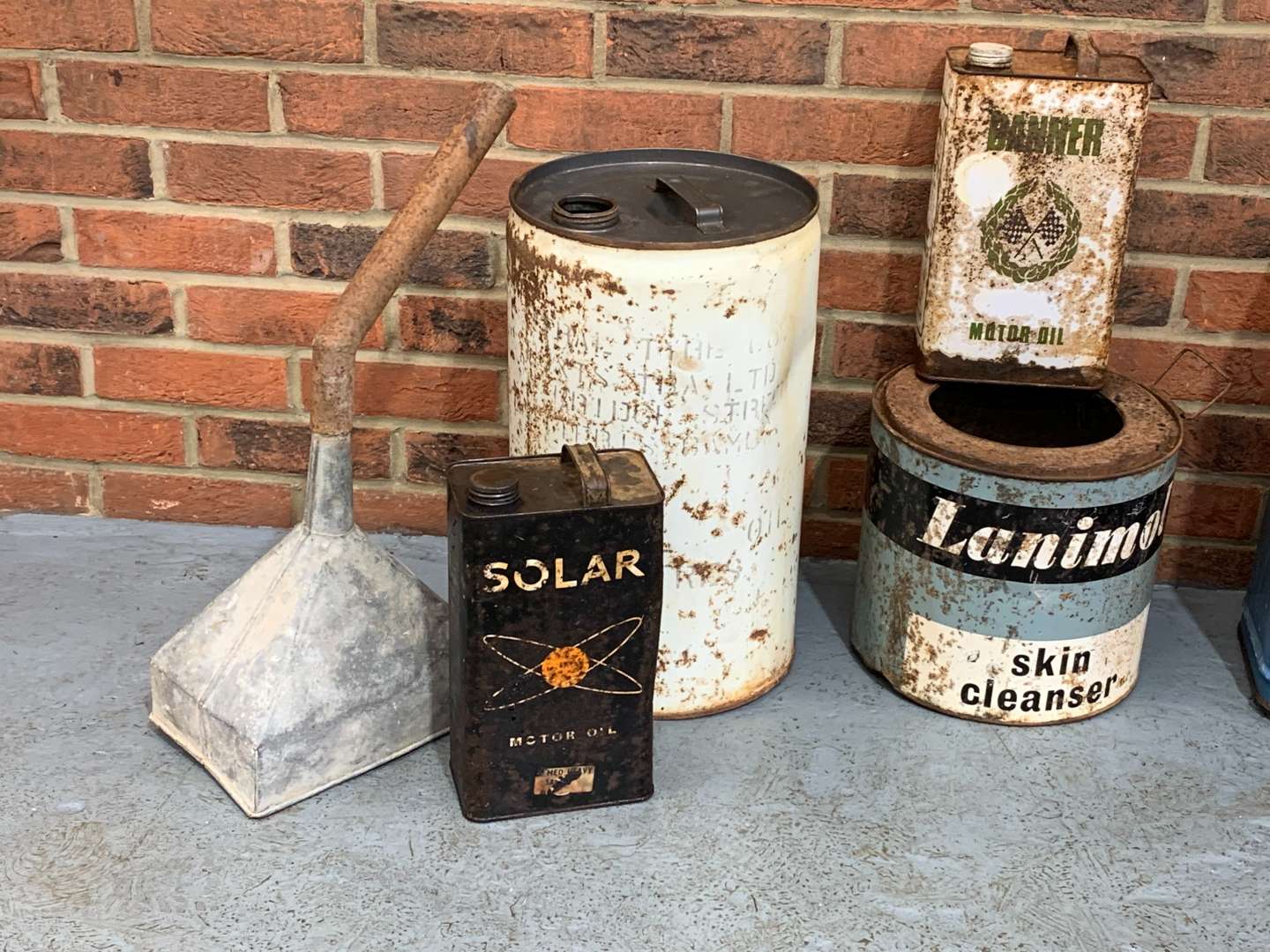 <p>Mixed Lot of Vintage Cans</p>